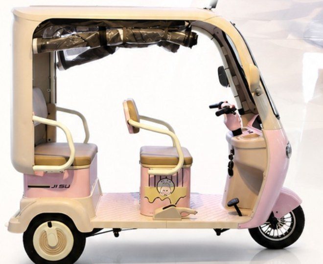 JI SU KITTY three-wheeler in pink and cream, side view